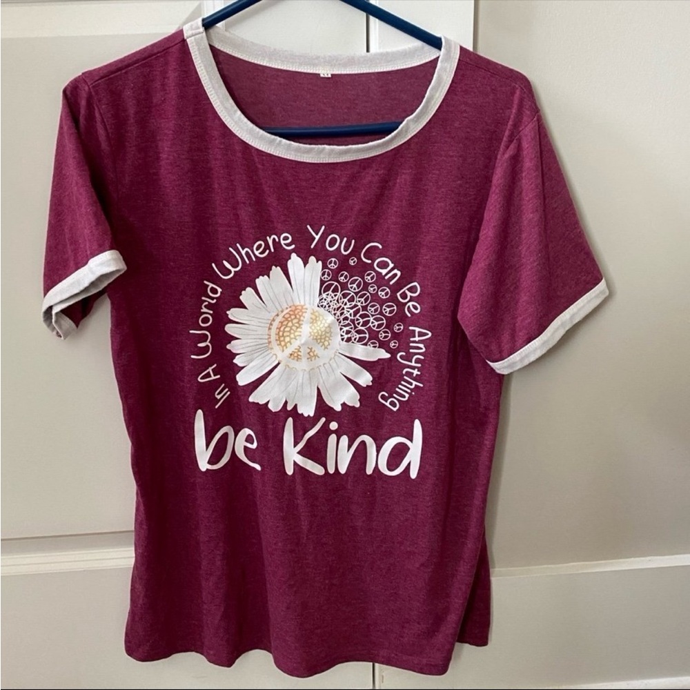 In A World Where You Can Be Anything Be Kind Daisy Red SS T-Shirt Size M